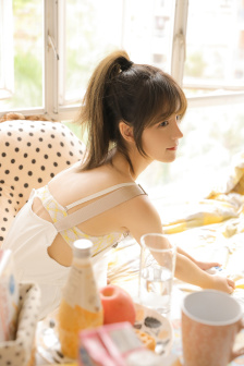 年轻的女教师在线